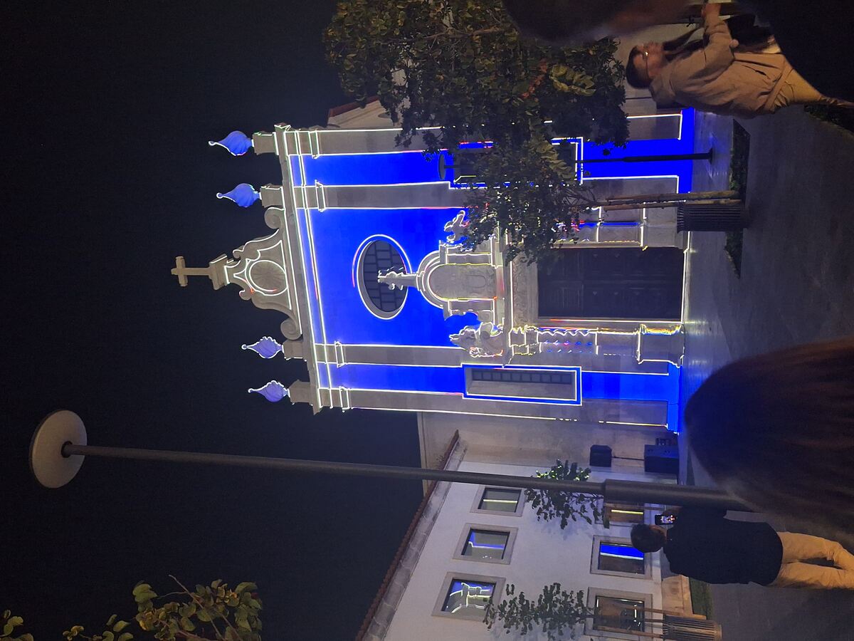 The photo shows a blue and white light projection at the PRISMA Festival of Lights during Tech Week Aveiro 2025 on the front of the Cathedral of Aveiro (Portuguese: Sé de Aveiro)