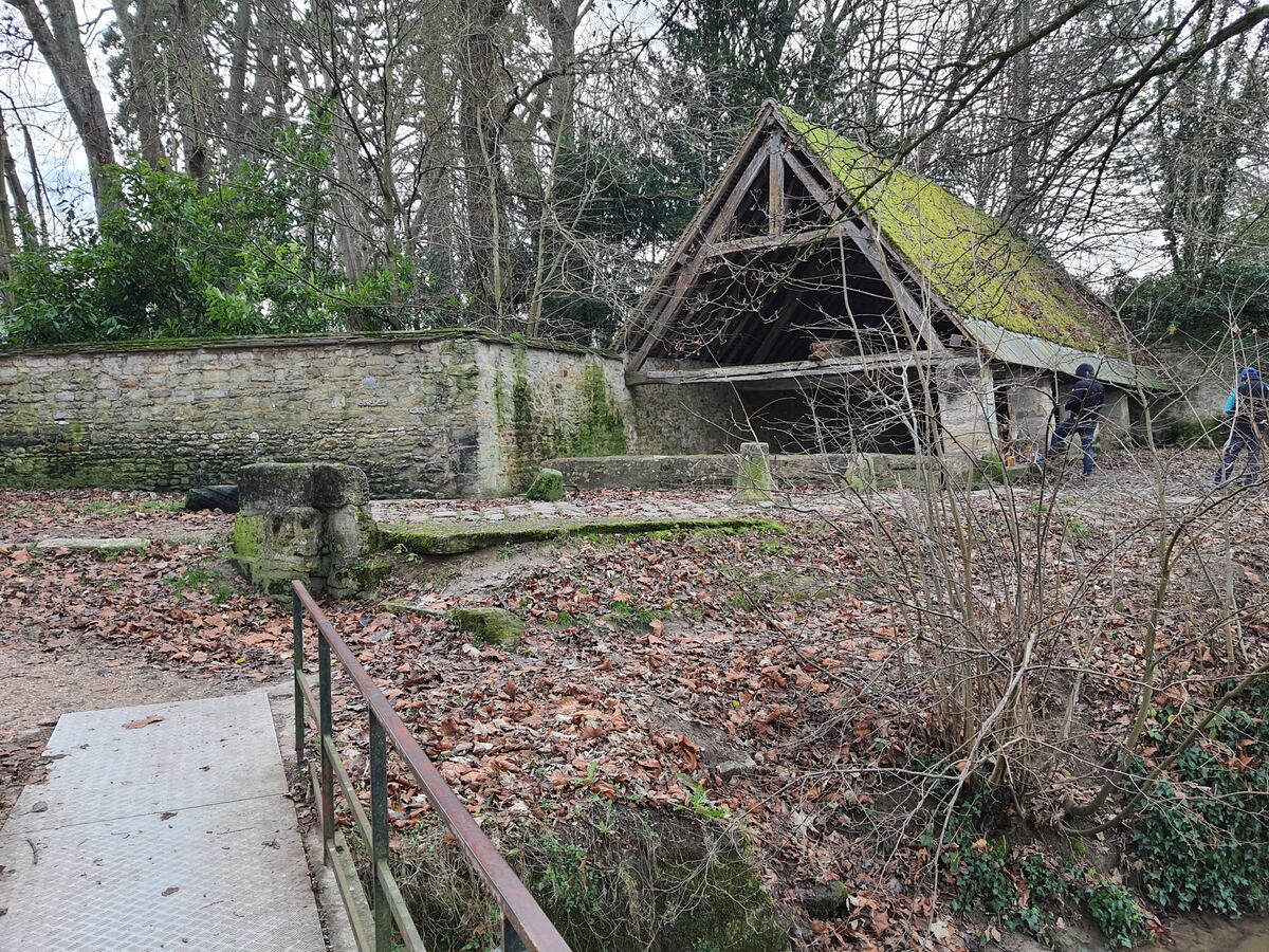 Un évènement pour Magny-en-Vexin ! Durant 2 sessions de travaux, du 9 juillet au 3 août, 30 jeunes adolescents d'horizons divers, provenant de toutes la France, d'Engleterre et d'Australie, encadrés par une équipe d'animateurs du GRIF (Groupement REMPART Île de France) formés aux techniques d'animations de groupes de mineurs et aux techniques du bâti ancien, ont participé aux premiers travaux de restauration du lavoir de la Digue