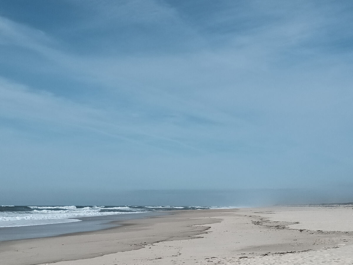 The photo shows the São Jacinto beach in Aveiro.