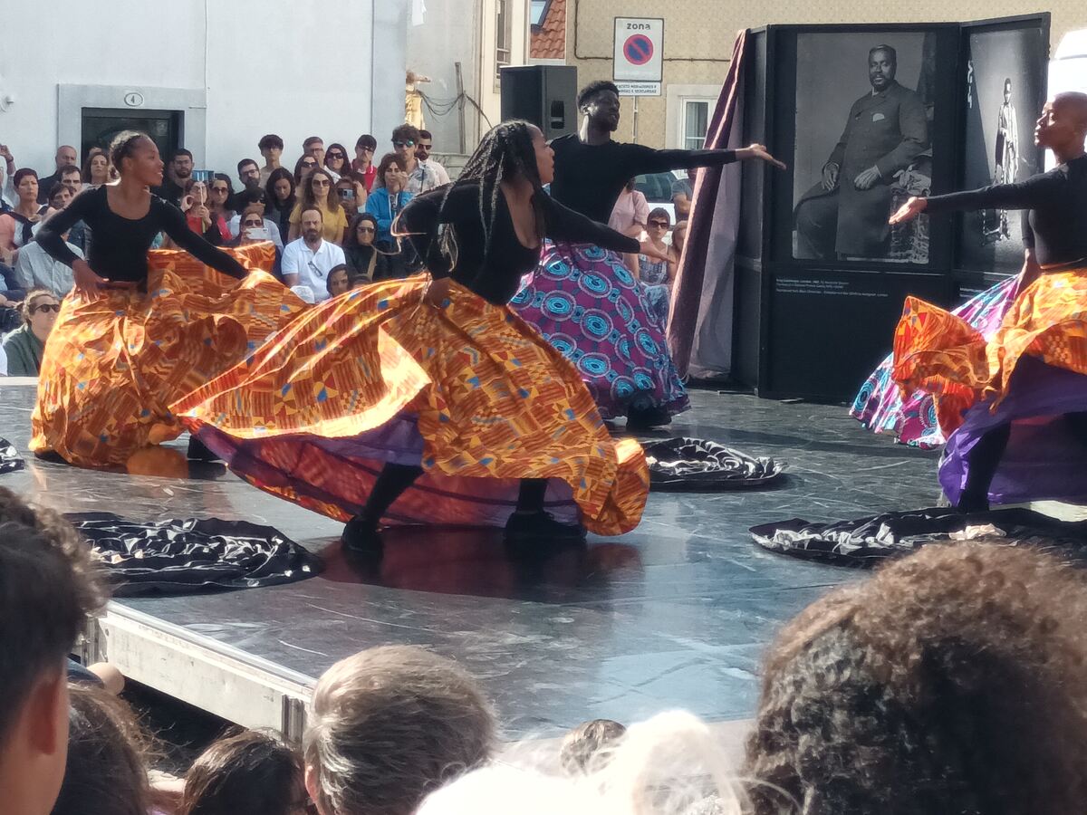 The photo (from 2023) shows a dance performance at Aveiro's annual Festival dos Canais.