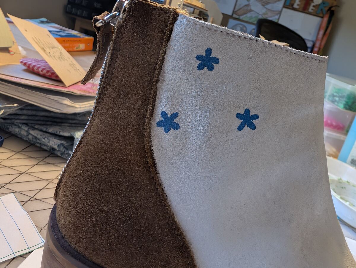 A close up of the blue star-looking flowers