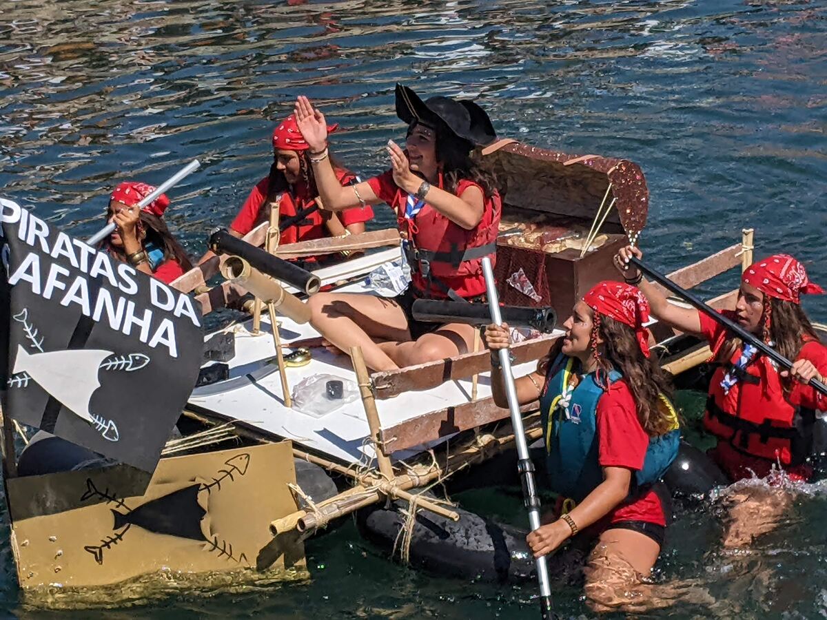 The photo shows the all-women Piratas da Gafanha team at the Corrida Mais Louca da Ria at Jardim Oudinot Gafanha da Nazaré (2024).